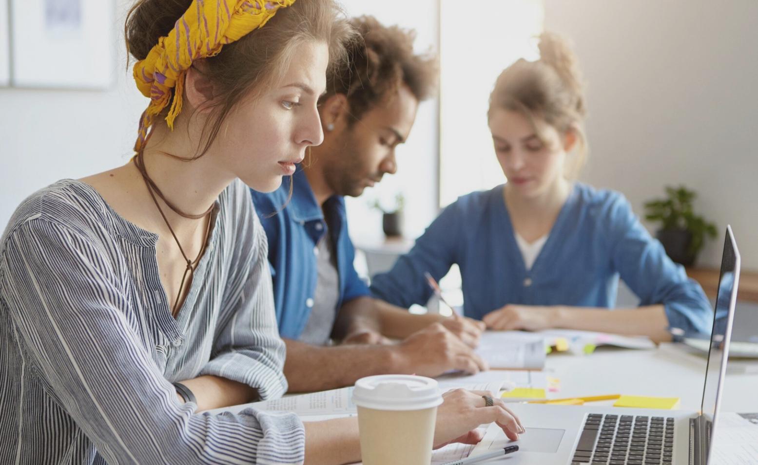 Espace de travail collaboratif montrant notre approche d'accompagnement personnalisé